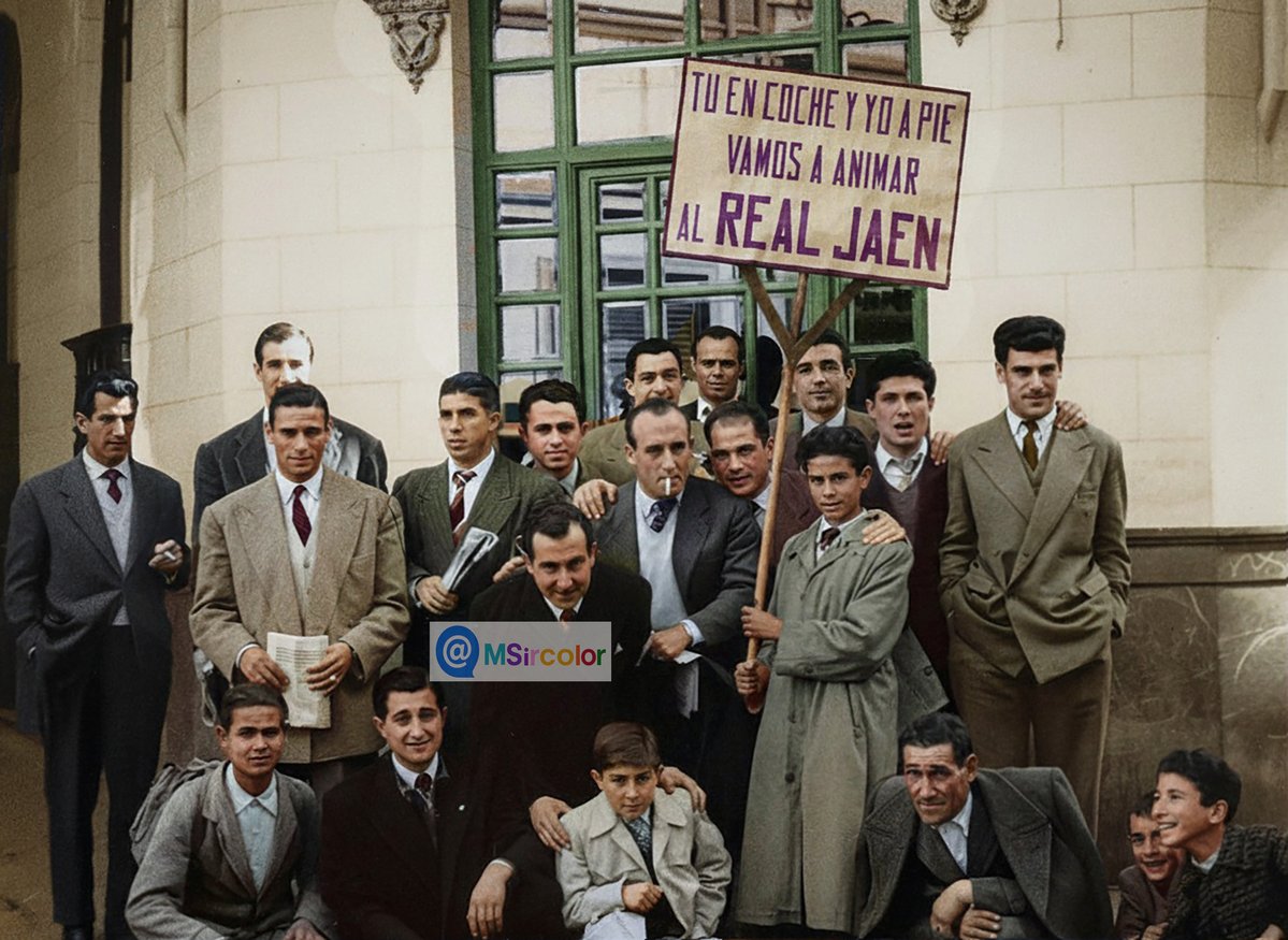 MSircolor's tweet photo. Aficionados del @RealJaenCF junto a jugadores como #Arregui y #TomásGuerrero, probablemente en la histórica temporada del ascenso a 1ª (1952-53). https://t.co/n0ne8a1gKx