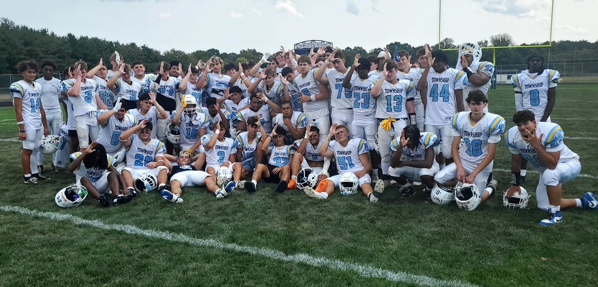 FTHSfootball's tweet photo. Patriots Win 🏈 
FTHS - 41
Colts Neck - 12
Lasater- 2 TD Runs
Lorenzo - TD Rec.
Schultzle - TD Rec
Quattrache - TD Run
Rattiner - TD Run
Irvin - Int

#1BEAT Who Do We Play For.....
.TOWNSHIP https://t.co/YrczF4SaAx