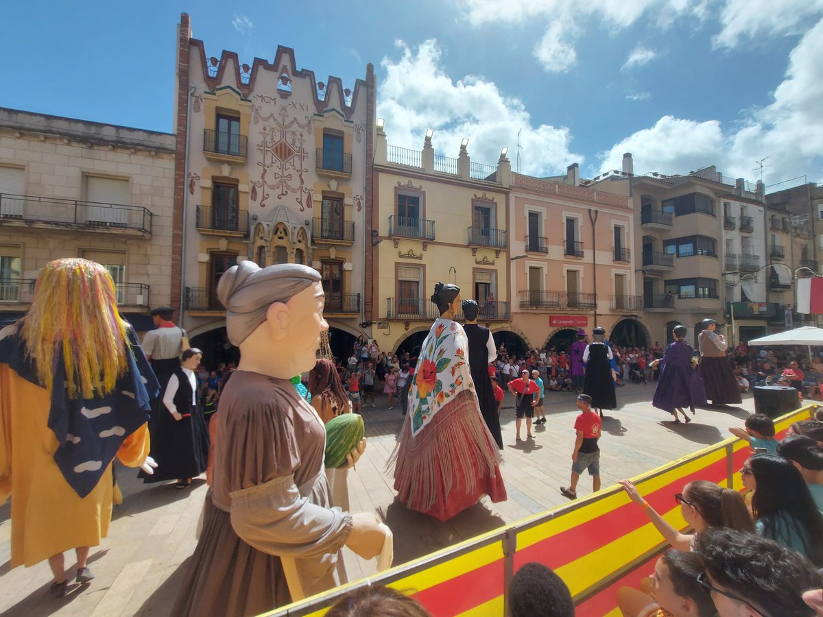 Moments de <a href="/GegantsMoncofa/">GegantsMoncofa</a> de trobada a #Ulldecona fent #culturapopular