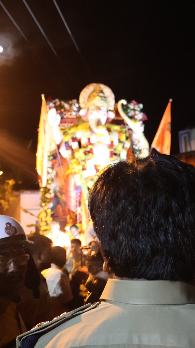 KPRavikumarKSPS's tweet photo. 🚨 ಇಂದು ಸಿರಗುಪ್ಪದಲ್ಲಿ ಗಣೇಶ ಮೆರವಣಿಗೆ ಭಕ್ತಿ ಹಾಗೂ ಉತ್ಸಾಹದ ನಡುವೆ ಶಾಂತಿಯುತವಾಗಿ ನೆರವೇರಿತು.

👉 ಸಾರ್ವಜನಿಕರ ಸಹಕಾರ ಹಾಗೂ ಪೊಲೀಸ್ ಇಲಾಖೆಯ ಕಾವಲು ವ್ಯವಸ್ಥೆಯಿಂದ ಯಾವುದೇ ಅಹಿತಕರ ಘಟನೆ ಸಂಭವಿಸಲಿಲ್ಲ.

🙏 ಸಿರಗುಪ್ಪ ಜನತೆಗೆ ಹಾಗೂ ಕರ್ತವ್ಯ ನಿರ್ವಹಿಸಿದ ಎಲ್ಲಾ ಪೊಲೀಸರಿಗೆ ಹೃತ್ಪೂರ್ವಕ ಧನ್ಯವಾದಗಳು.

#Siruguppa https://t.co/btdzqePNPT