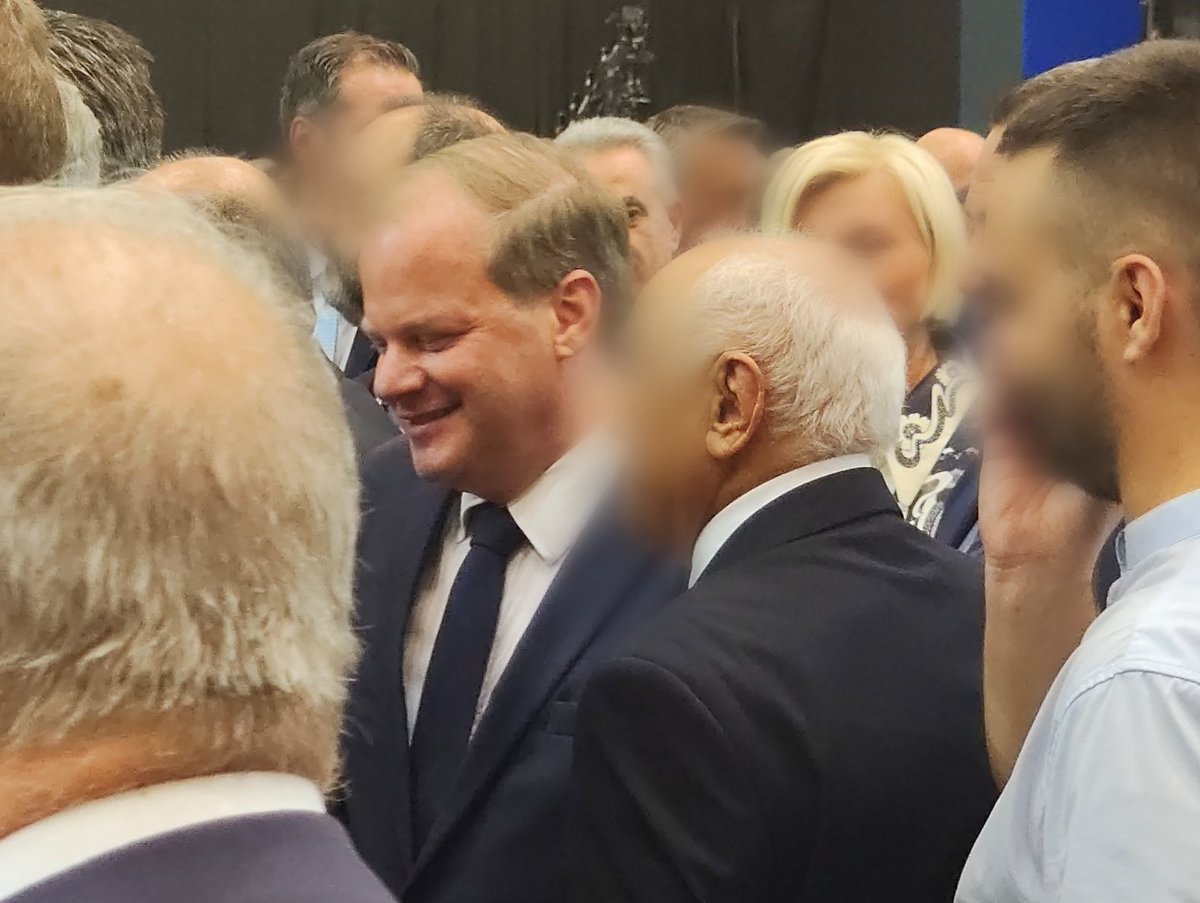 Μέσα στο Βελλιδειο μαζί με τον Μητσοτάκη, μες στη χαρά και τα χαμόγελα ο Κώστας Αχιλλέα Καραμανλής. 
Έξω απ'τη #ΔΕΘ χιλιάδες άνθρωποι οργισμένοι φωνάζουν για δικαιοσύνη για τα #Τεμπη.

Δύο κόσμοι