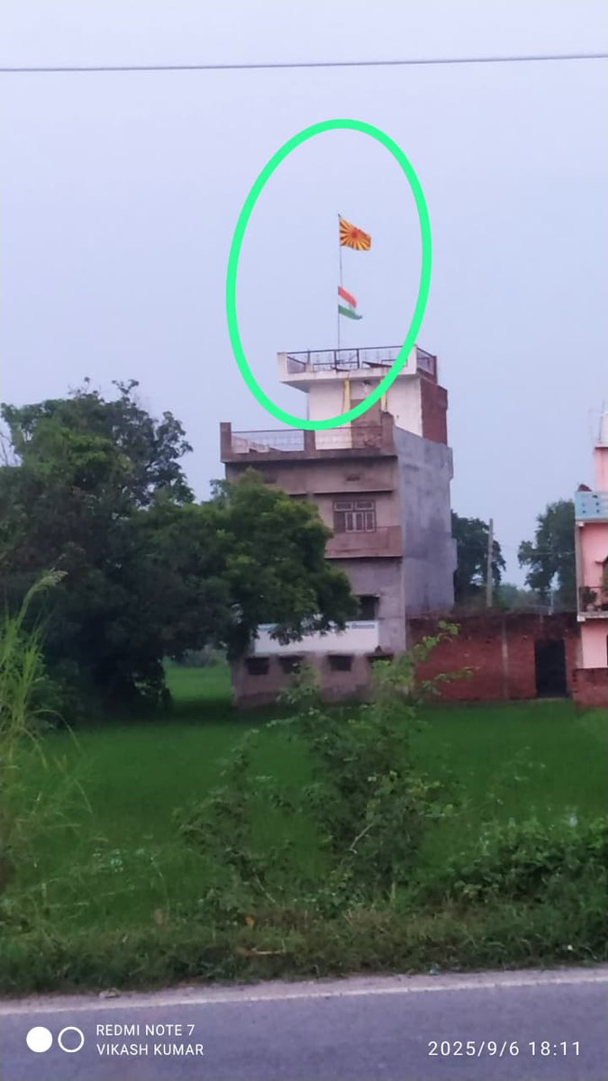 Hamare Desh Ke rashtriy Dhwaj j tirange ka kis tarike Se apman Kiya ja raha hai lanat hai aisi Chhoti Soch Ke Logon Ko