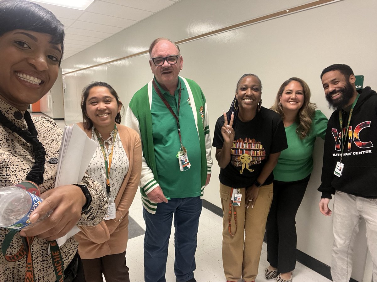 AP_Rowe's tweet image. Snapshots of our amazing Lit team at Open House. They showed our parents with all the incredible things happening in their classrooms. And of course, we couldn't end the night without Mr. Spence’s unforgettable closing. Ms. Letizia did a great job organizing Open House 🧡💚.