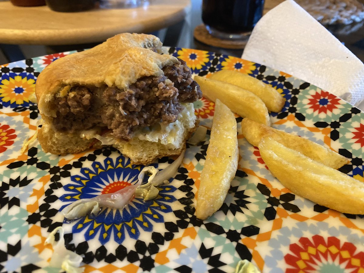 Laneymombe made double smash burgers with #thejollyhog smoked streaky bacon and #applewoodcheese cheddar and chips and by the gods it was as amazing as it sounds and looks…thanks Laneymombe, love you 😘