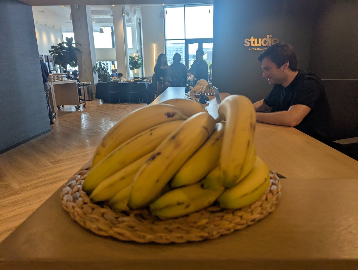 🍌 Packed house for the <a href="/cerebral_valley/">Cerebral Valley</a> + @FAL + <a href="/elevenlabsio/">ElevenLabs</a> + <a href="/GoogleDeepMind/">Google DeepMind</a> hackathon in SF this morning!

Can't wait to see what people create using @googleaistudio and Nano-Banana today:
