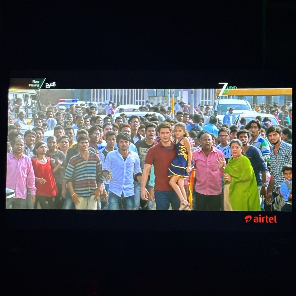 sharmaaaaa__'s tweet image. The main issue with #Spyder was… ee scene lone chala mandi chaacharu ani chupinchadam. So practically, hero akkade odipoyadu. 

Idhe movie ki chaala peddha minus ayindi 🥴
