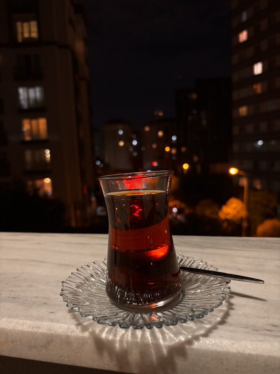 #akşam balkonda #çay keyfi diye bişey var ki ; birçok şeyden çok daha keyif ve huzur verici🥰☺️

ama bi çay demlemişim, efsaneee🤭
#keyifliakşamlar dostlar 🌹
