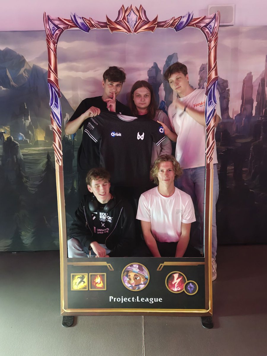 Jeszcze przed finałem <a href="/AlmostPro_LoL/">ALMOST PRO</a> czas na drużynowe zdjęcie! 😈