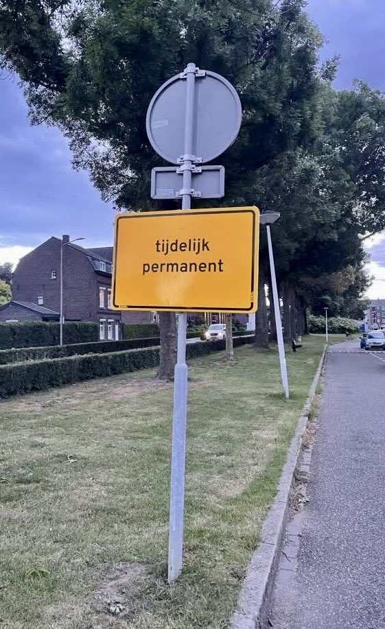 Humor_en_lol's tweet image. Welkom in Nederland: regels zijn flexibel, borden ook 😎🇳🇱
#TijdelijkPermanent #NederlandseHumor #BordjesDiePraten #Verkeersborden #GewoonNederland