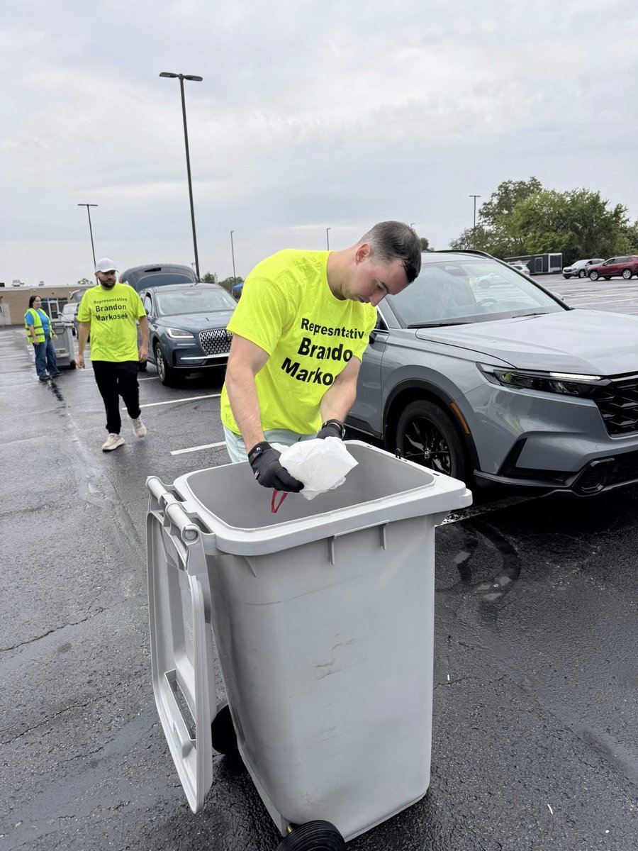 RepMarkosek's tweet image. Our annual document shredding event this morning at Gateway High School was a huge success. We serviced almost 400 cars. It was great to see many friends and neighbors! This year we were happy to be joined by @SenPisciottano