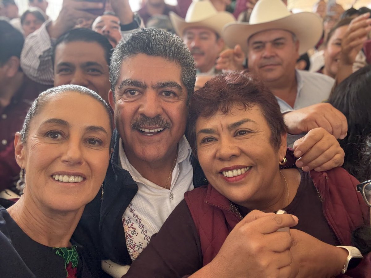 ManuelEspino's tweet photo. Contento de saludar a nuestra querida Presidenta de México ⁦@Claudiashein⁩ junto con nuestra presidenta de Morena Durango ⁦@GarciaGaray_L⁩ https://t.co/Y5CQT4Ws7T
