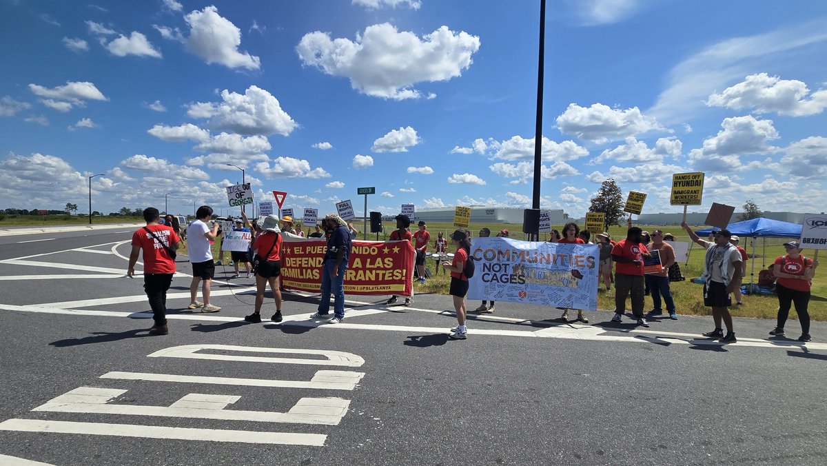 gustavocnn's tweet photo. Small protest in front of the #Hyundai plant in #Georgia where a mass #Immigration enforcement raid took place. #iceraids #SouthKorea #lg https://t.co/3MFBSjCmK6
