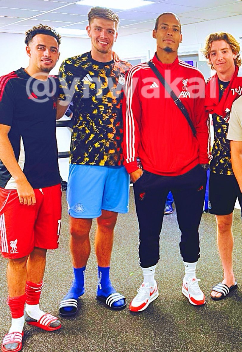 📸 Curtis Jones, Nick Pope, Virgil Van Dijk &amp; Anthony Gordon after full-time at St James’ Park.