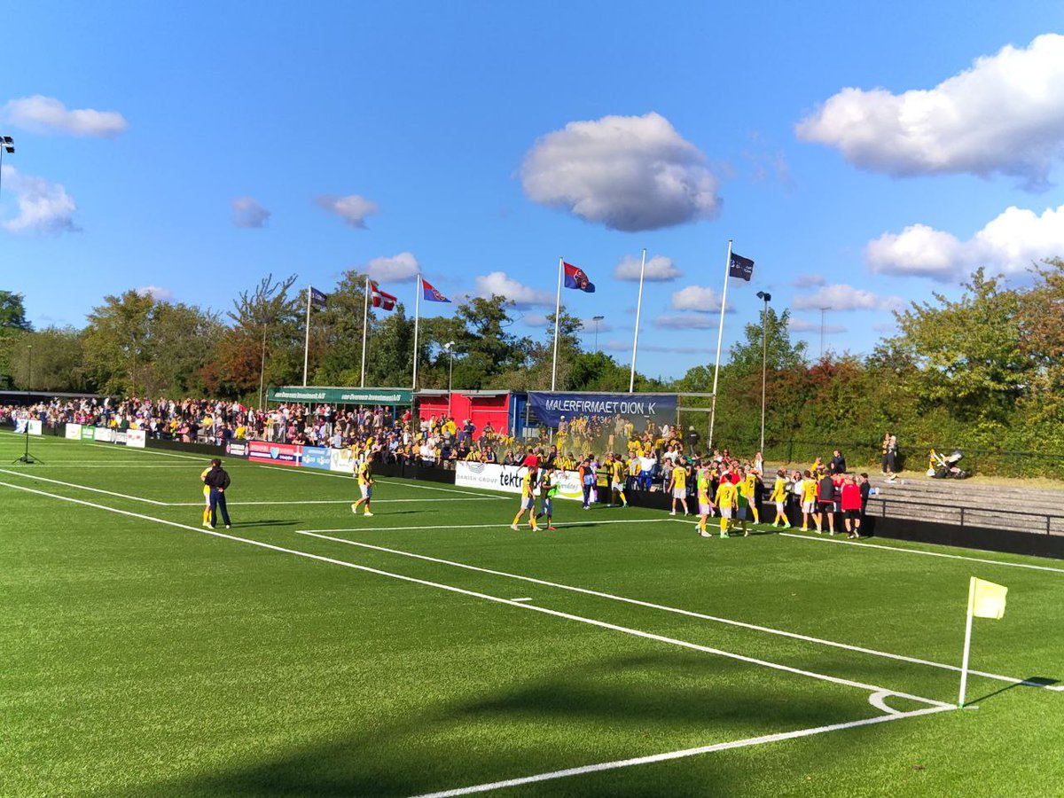 thye2200's tweet photo. Københavns fredeligste derby med 2143 andre i eftermiddags. Ingen had, kun kærlighed ❤️
200 skotter kiggede forbi festen.
Sådan bør et derby være.
#FREM #Brønshøj #Sekundabold https://t.co/NfI88p1izj