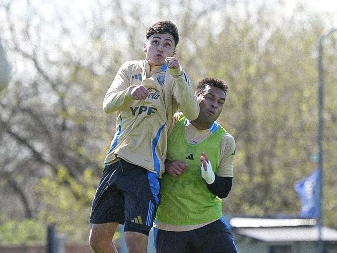 🚨 La Selección Argentina Sub 20 se midió en un entrenamiento con la Mayor.

🔵⚪ Santiago Fernández (#Talleres) dijo presente, bajo la mirada de Scaloni.

📅 La lista definitiva para el Mundial de Chile sale el 18/9.