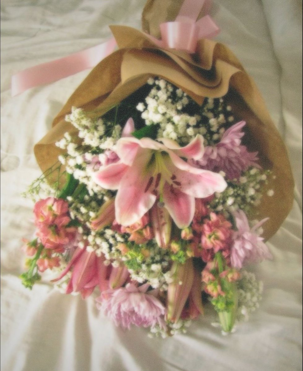 This arrived with no sender 🤔

Whoever you are, I will be thinking about you all day 🌸💐💋