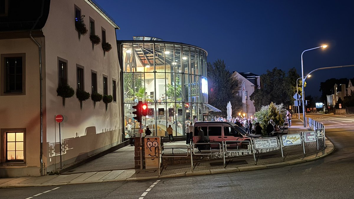 „Was ist der Unterschied zwischen einem Stau und einem Grünen? - Ein Stau kann sich bilden!“

Uwe Steimle live in der Stadthalle Limbach-Oberfrohna.
#uwesteimle #limbachoberfrohna