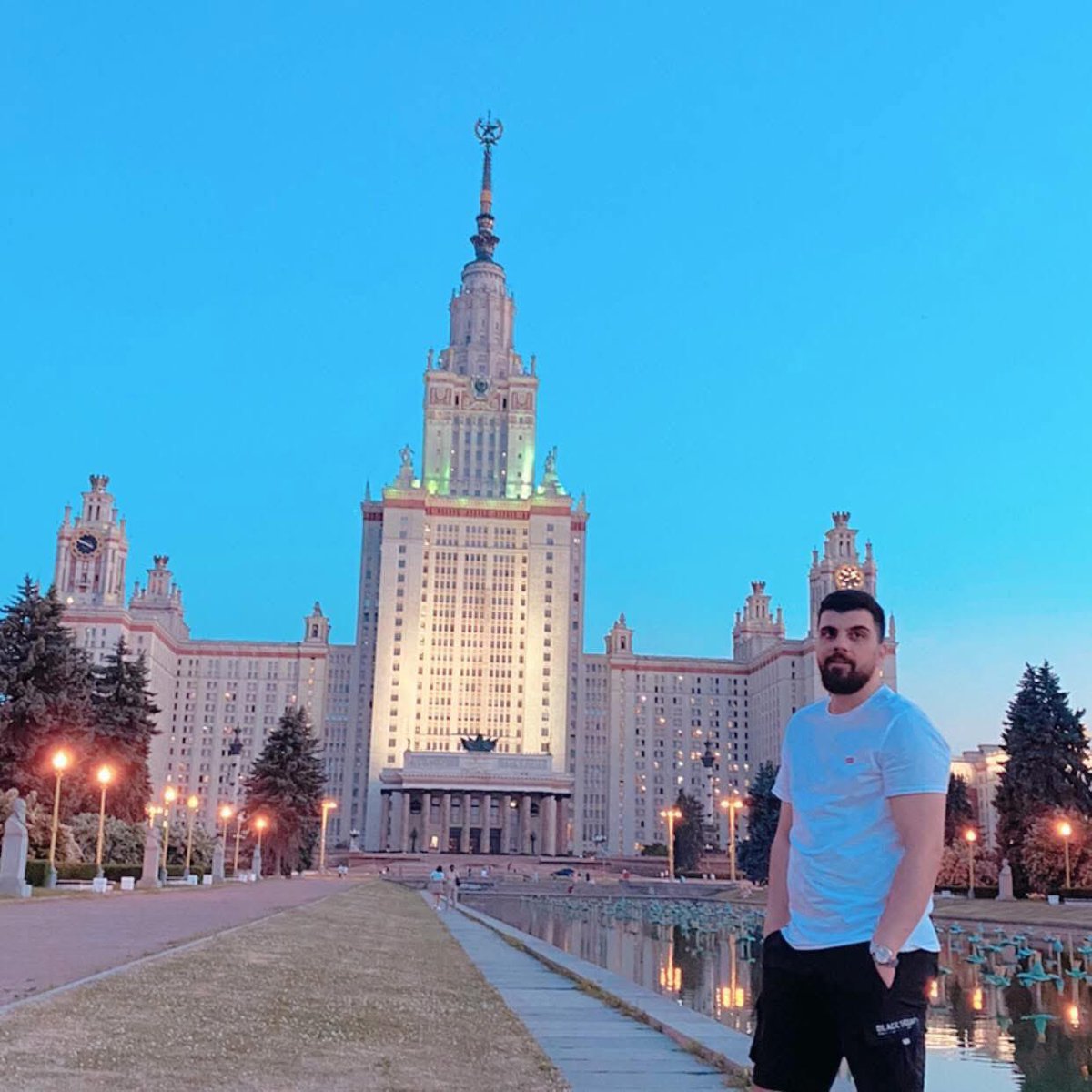 رسالة من أخت مكلومة بفقد أخيها:
======================
أين أخي؟
منذ أكثر من ٩ شهور فُقِد أخي (عبدالخالق عبدالرحمن الرحمون) في روسيا، بعد أيام قليلة فقط من تحرير سوريا. ومنذ ذلك اليوم وحتى هذه اللحظة، لم يظهر له أي أثر… لا اتصال، لا خبر، ولا حتى إشارة تطمئن قلوبنا.
أخي لم يكن