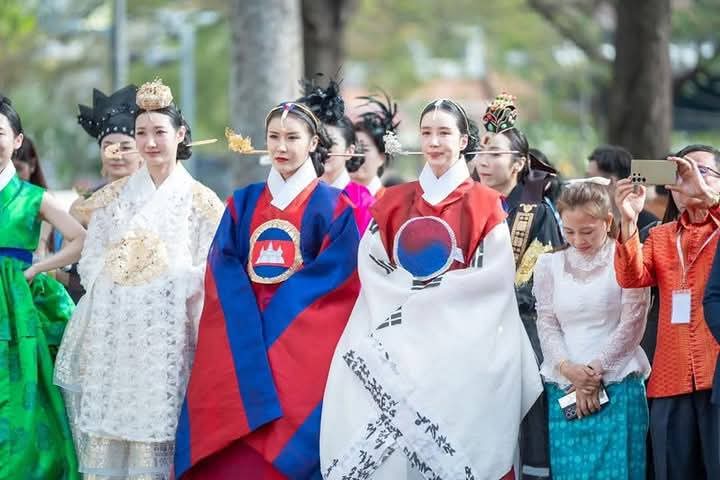 คือมันเป็นโครงของระหว่างเกาหลีกับเขมรอะ แล้วชุดฮันบกนี้ฝั่งเกาหลีก็เป็นคนช่วยดีไซน์ด้วย คือเข้าใจว่าอยากด่าแต่ด่าในข้อมูลที่มันถูกต้องด้วยอะ ด่าแบบมีอารยะไม่ใช่ใครพาดหัวอะไรมั่วๆมาก็ไปรุมกันหมด ไม่สนว่าข้อเท็จจริงเป็นไง นี่ก็ไม่ได้ชอบเขมรแต่ไม่อยากให้ไทยได้ชื่อว่าเชื่อเฟคนิวส์