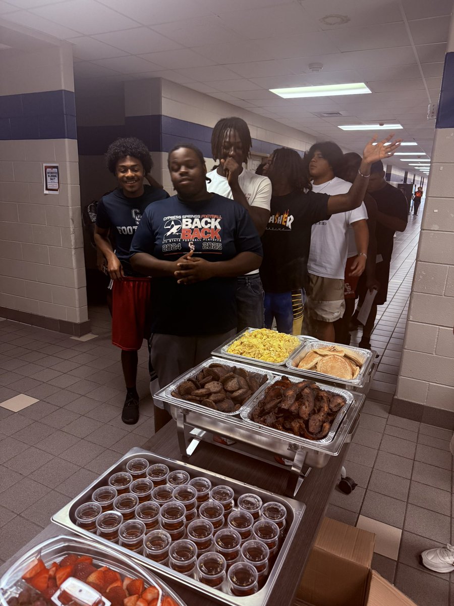 CSHSPanthersFB's tweet image. Huge thanks to the Sayles and Hagger families for treating the team to a post game breakfast this morning! 
Your support to our scholars means everything !! 
#CHOP 🎸🪓