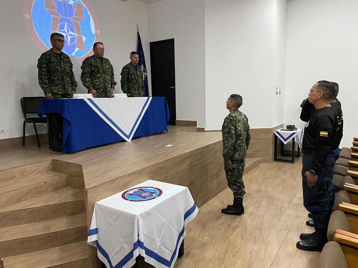 #EsNoticia | Cuatro nuevos líderes en la Técnica de Desminado Canino.

En esta oportunidad, tras culminar exitosamente seis semanas de preparación,  cuatro suboficiales se graduaron en esta capacidad,  en  apoyo directo a la Brigada de Desminado Humanitario. 

El cabo primero