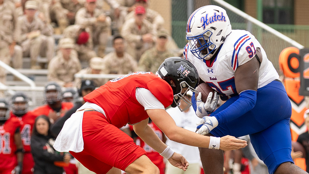 Jeffrey Mann's interception was one of a team single-game record eight takeaways as the No. 1 Blue Dragons rolled to a 76-8 season-opening win at New Mexico Military on Saturday in Roswell, NM #BreatheFire 

hutchinson.prestosports.com/sports/fball/2…
