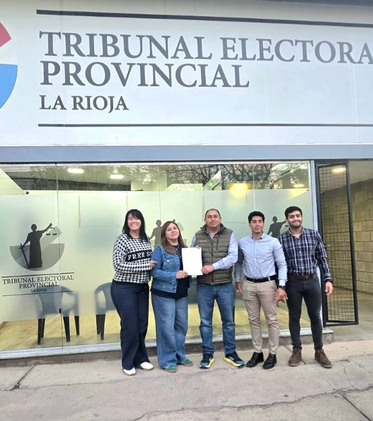 Junto a la Prof. Rosana Tejada, el Dr. Julian Ormeño, la Lic. María Marta Gaitán y el Prof. Juan Quiroga Kholer, presentamos nuestra lista para las próximas elecciones. Lo hicimos convencidos de que la política debe ser un puente de unidad, de diálogo y sueños compartidos. ✌️