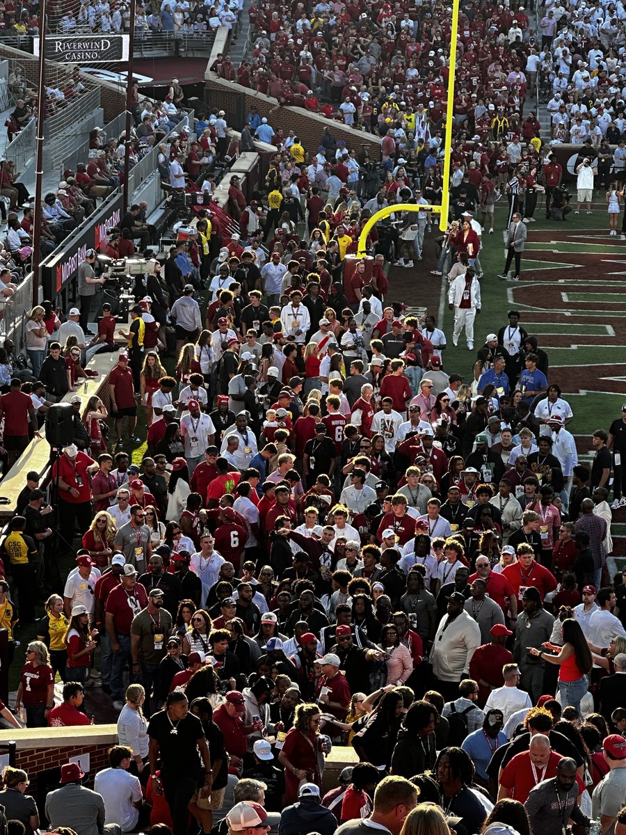 jsndvs's tweet image. Recruits at the Michigan game. #BoomerSooner