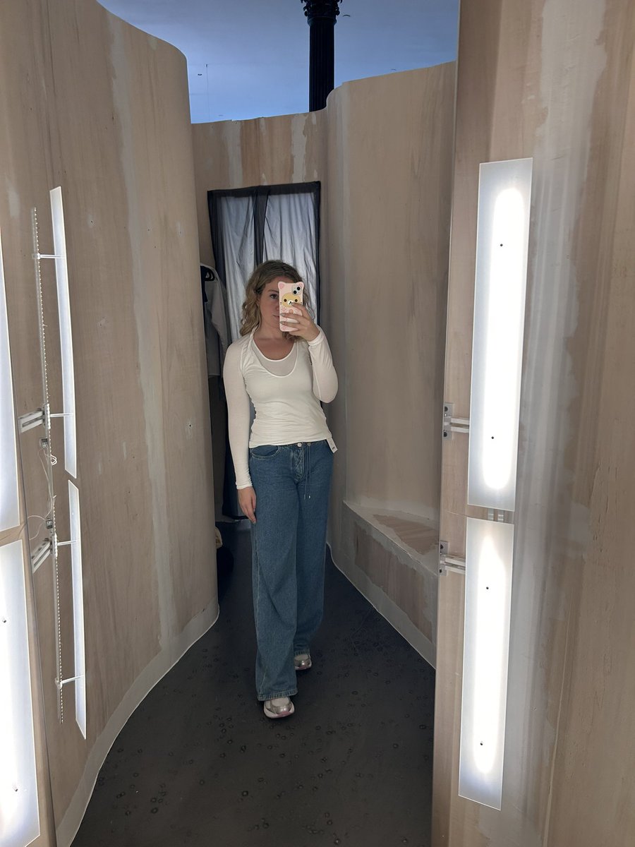 WORSHIP_SERENA's tweet photo. Shopping for looks both innocent and provocative https://t.co/yUqi5D3cML