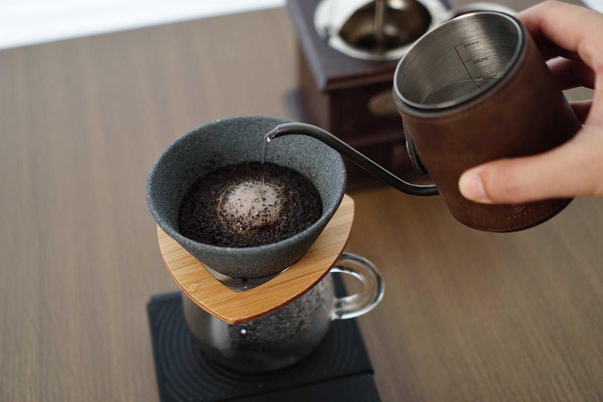 yoshi_y3029's tweet photo. 朝のコーヒータイム☕️
久々にCOFILコーヒーフィルターで淹れました🥰

【今日のレシピ(2杯分)】
豆：トラジャ30g
挽き目：中挽き
抽出量：150g

1️⃣お湯を60g注ぐ
2️⃣30秒蒸らす
3️⃣2投〜4投は各30g
4️⃣牛乳:コーヒー 1:1(若干牛乳多め)
5️⃣シロップ2個

朝から甘〜いカフェオレで幸せな気分😋

#カフェオレ https://t.co/HGfQf6HolI