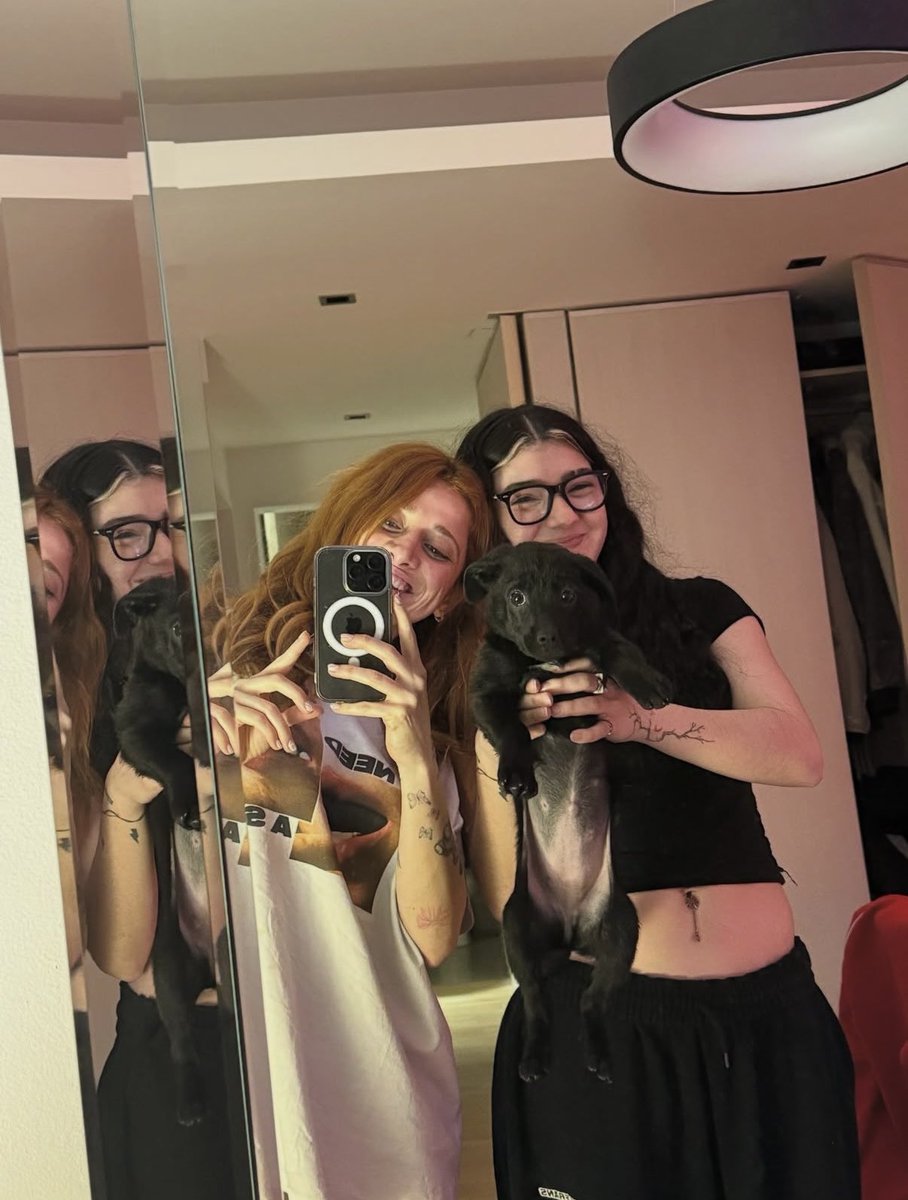 viva la familia tradicional! madres e hija perruna