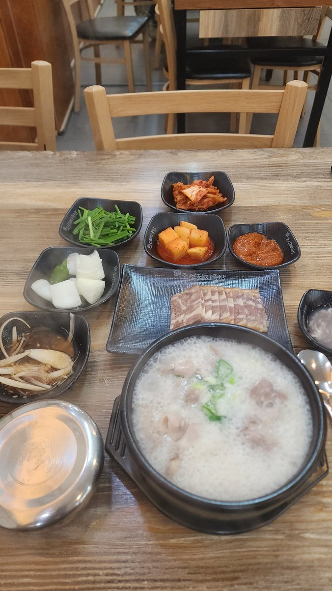 아침 먹고 올라가려고 했는데 8천원짜리 편육 소짜가 이만큼이나 나오다니 ㄷㄷ