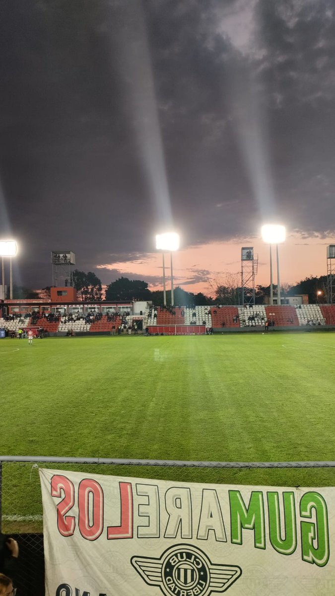 Cancha de mierda 
Empate de mierda
Jugadores de mierda 
Pero yo prefiero putear en cancha que por una pantalla 🥰🏁