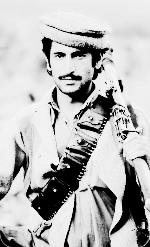 مستعد أواجه الدنيا لـ حالي
لعنبو من لا اغتنم ثورة شبابه

انطح العسره وأحط المر حالي
واخذ حقوقي من حلوق الذيابه