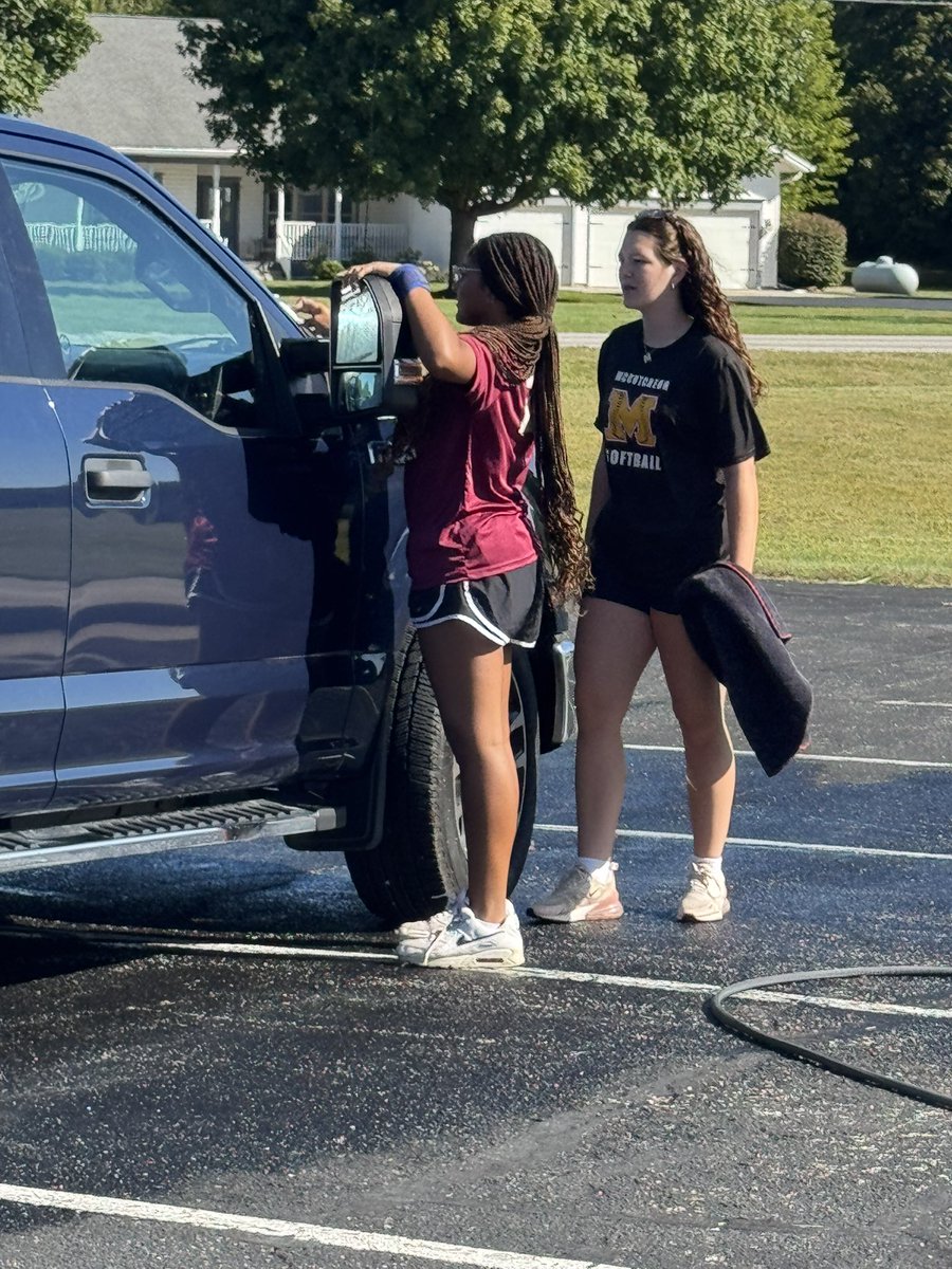 It was a beautiful day at the car wash!

Huge thanks to everyone who came out and supported our Lady Mavs Softball team! Your support means the world to us. ♥️ 🥎🚗 

#LadyMavs #SoftballStrong #CommunitySuppor