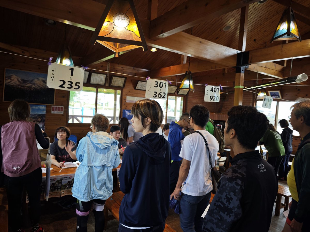 0830よりカミヒルの受付が始まっております！
生憎の天気ですが、スタートまでにはほぼ止む予報になっているので信じましょう！
なお、頂上は18℃風速5mとなっておりゴール後は少々寒いかもしれません🤧