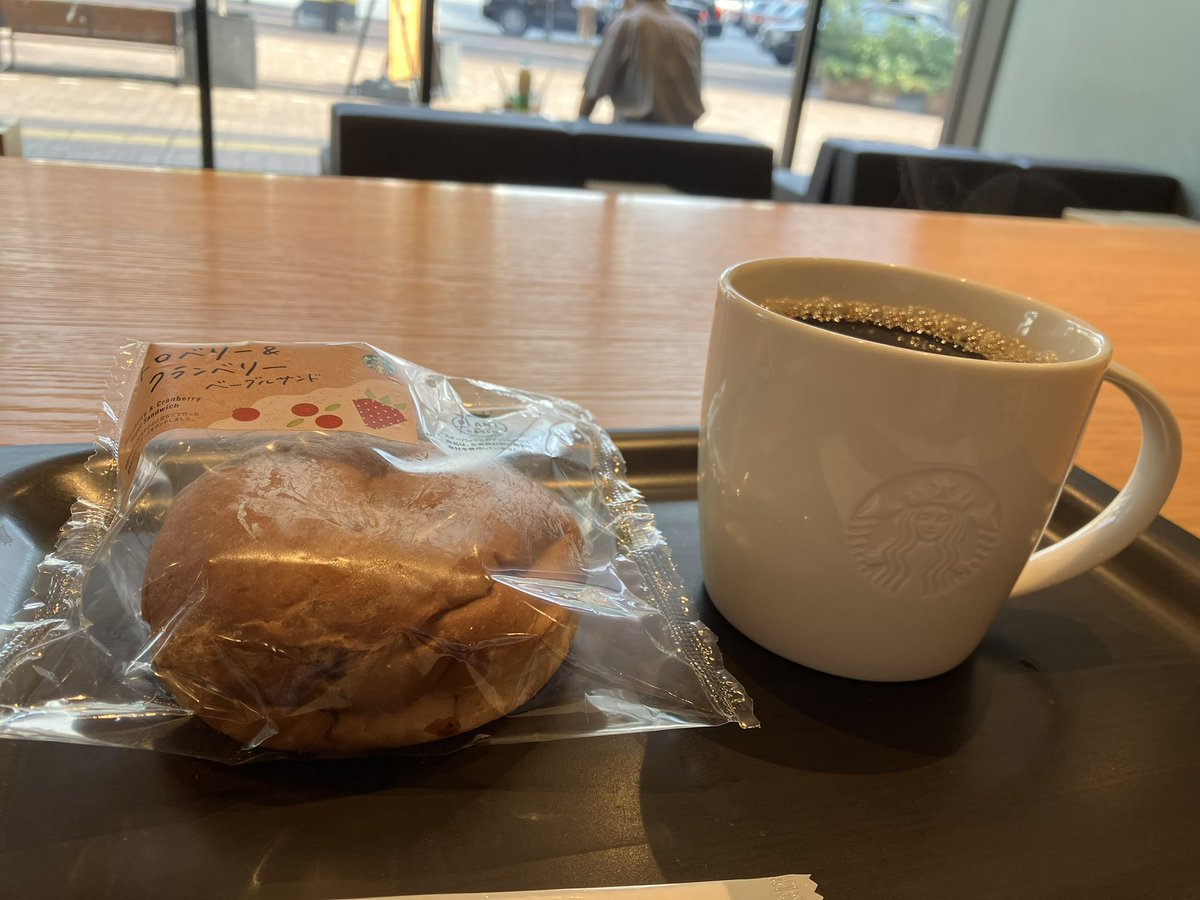ktst_yuruko's tweet photo. 早起きしてジオキャッシング！まだ人の少ないスタバでモーニング！なんて爽やかな日曜の朝なんだ！昼から仕事じゃなければもっと最高なんだが！
 #geocaching https://t.co/W3vEd7iRRs