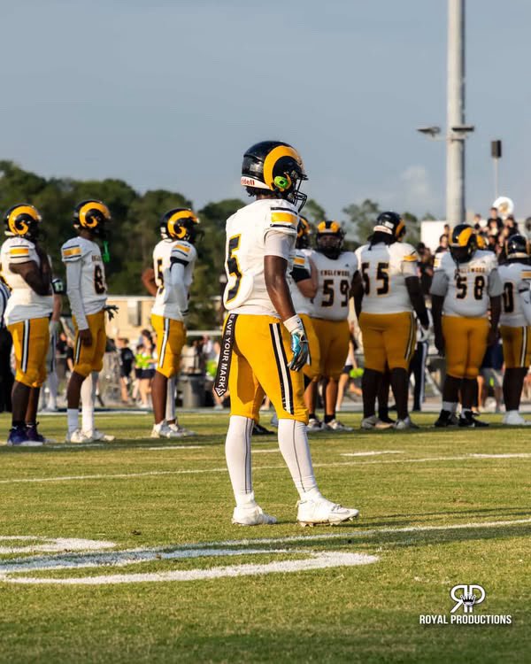 ealy_rell6's tweet photo. HEY COACHES, check this out 
Week 3 vs ridgeview
9 tackles, 2 tfls, 1 interception, and 40 yard kick return. Isn’t the outcome we expected or wanted but we’re just going to come harder each game. @EnglewoodFTBL @_mccarthy13 @FBCoachMo @DuvalSports https://t.co/fpwQ1KbFHF