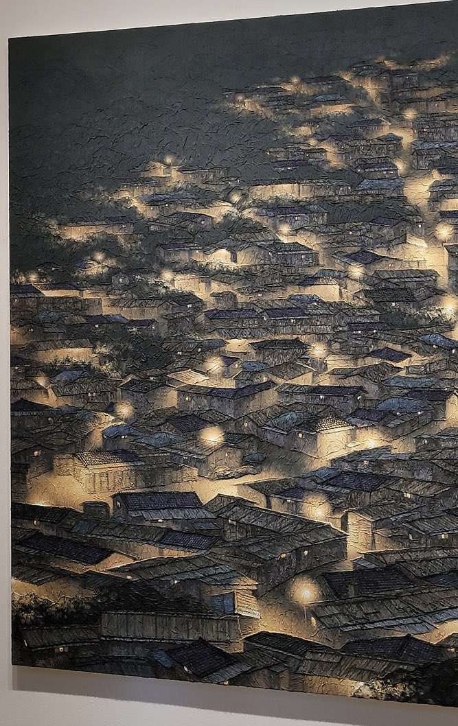 정영주라는 화가의 작품이 마음에 들어 가격을 알아보고 슬퍼졌다. 내 맘에 들면 이미 눈 빠르고 발 빠른 사람들이 움직이지 않았을 리가 없지. 작가가 어린 시절 살았던 부산의 달동네를 소재로 캔버스 위에 한지를 오려 붙이는 파피에 콜레라는 기법으로 작업했다고 한다. 그림 사고 싶다. (사진 펌)