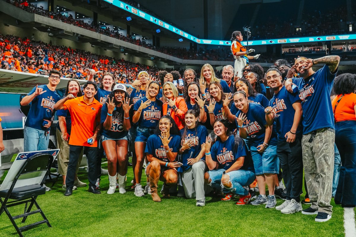 UTSA Women’s Basketball (@utsawbb) on Twitter photo Blinged Out 💍
#BirdsUp 🤙 | #LetsGo210 | #CashIn 🏀 Blinged Out 💍
#BirdsUp 🤙 | #LetsGo210 | #CashIn 🏀