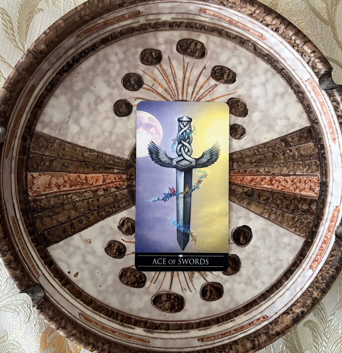 🪔 Today's tarot message 🪔

9.7 sun.

制されているのか
護られているのか
自分が無力であると感じる
力の出ないその場所は

自分で決めた場所であっても
あなたが抜け出そうと思うなら
抜け出すことはできる

「こちら」だと思って
進んできたものが今は違うと思えば
契りを結んだ縄を切って
