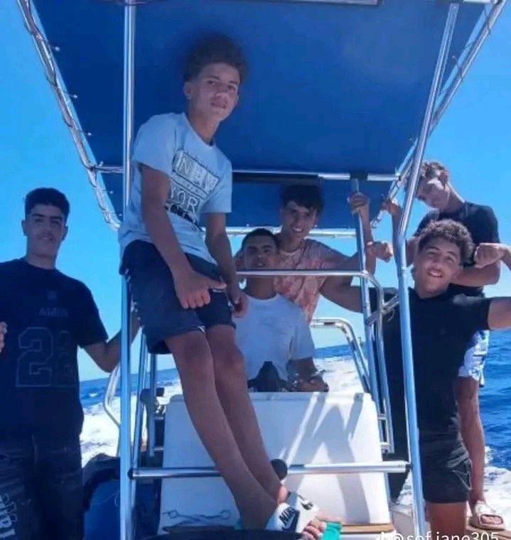 الناس كامل شجعتهم وبهذا شجعت لصوص اخرين في التفكير في نفس الخطة 
سؤالي ألهذا الدرجة الحدود البحرية الجزائرية هشة؟ أين البحرية الجزائرية يجب معاقبتهم جميعا مثل ما قال المصري وكالة من غير بواب 
أطفال قصر لصوص والناس مڤلبين المواقع فرحانين بهم
اشفق على #الجزائر 😔حتى مسؤول ما يخدم