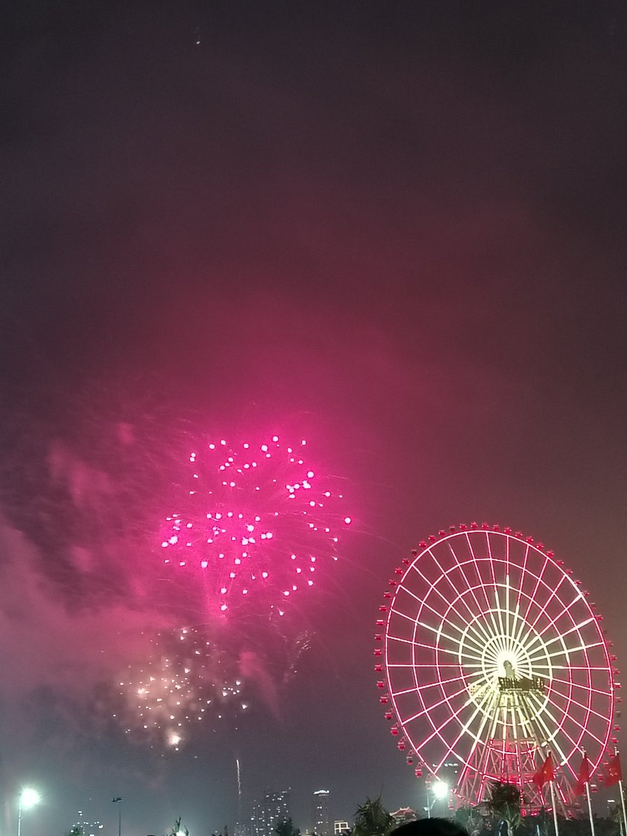 Dậu và Tý là bạn chí cốt từ hồi làm chung công ty ở thành phố nhộn nhịp. Dậu thì cứ mơ mộng mở spa riêng, nên ngày cày văn phòng mệt phờ, tối về vẫn miệt mài học massage, chăm sóc da với quản lý spa. Cô nàng hay tưởng tượng ngày khai trương, hương tinh