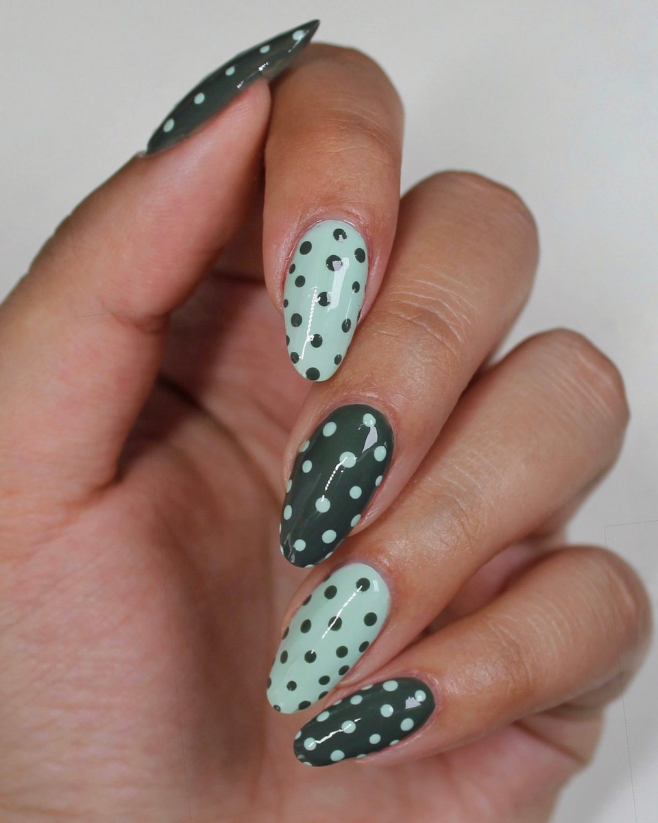 ellamila's tweet image. The cutest dot mani for fall 🌲🌲

Colors used: Pistache, Bon Voyage

#ellamila #polkadotnails #diynails #fallnails @aanchysnails