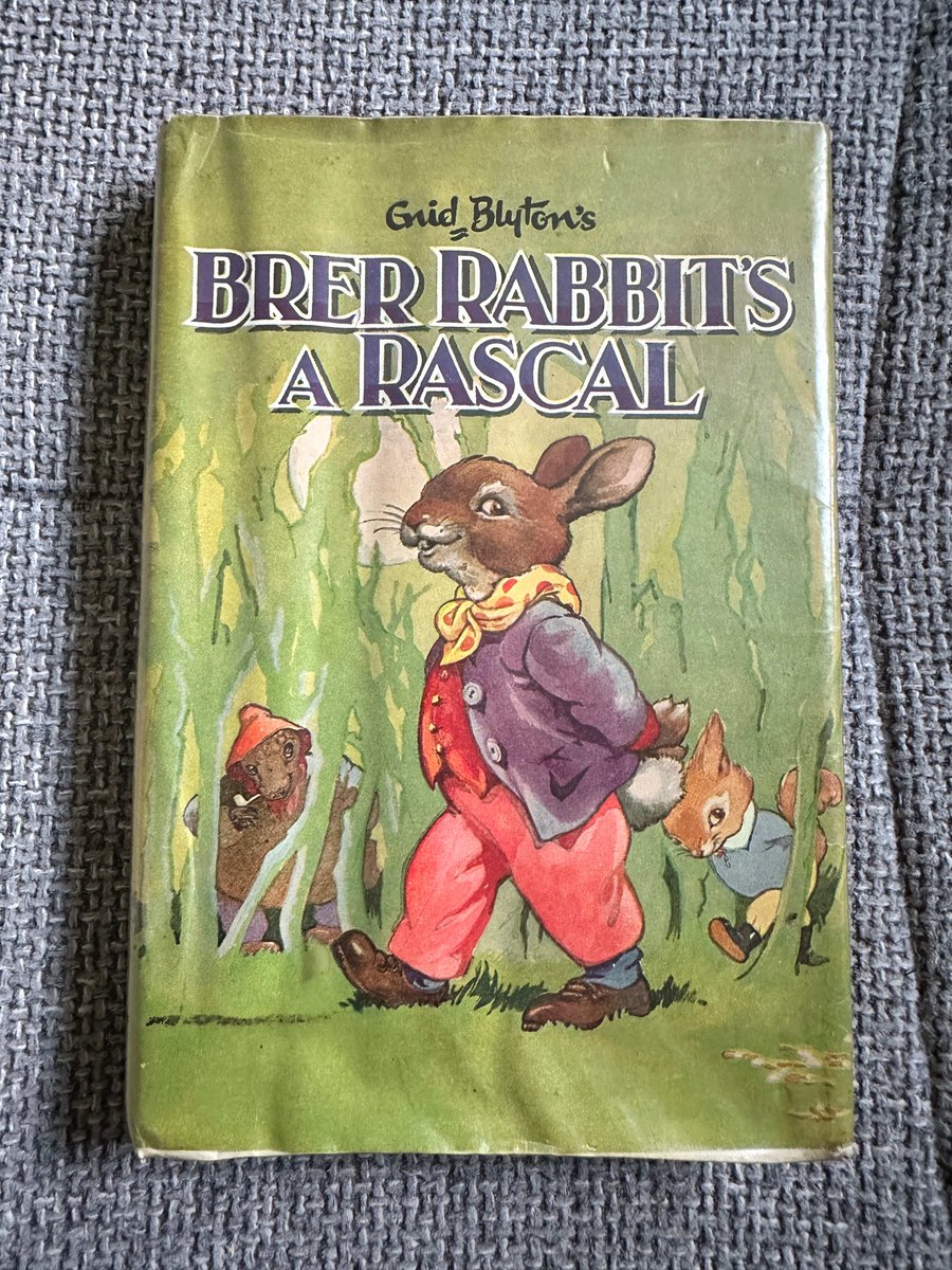 HoneyburnBooks's tweet image. 💖 1965*1st* Brer Rabbit’s A Rascal - Enid Blyton (Grace Lodge Illust) Dean &amp;amp; Son Ltd 💖 by Honeyburn Books (UK)

Starting from 🤑 £3.00 🤑

Shop now 🛍️ at tinyurl.com/293wxv3p

#BrerRabbit #EnidBlyton #EnidBlyton #GraceLodge #LoveEnidBlyton