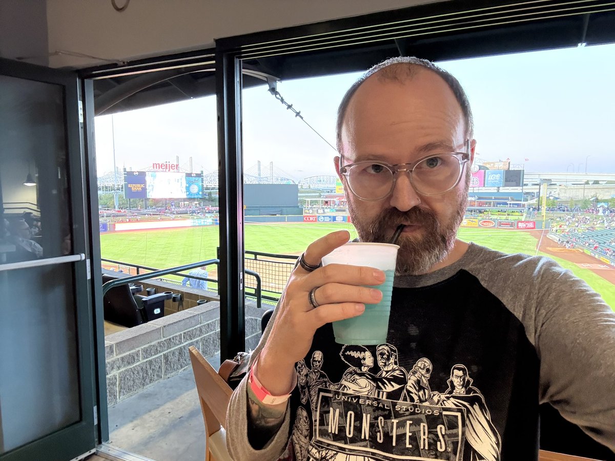 constantreadr's tweet photo. Hello from the Mayor’s box? https://t.co/nUPn3eXos0