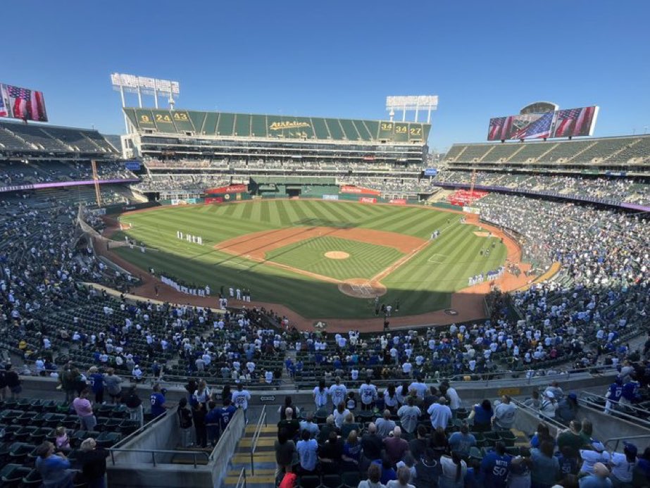 サッカー日本代表対メキシコ戦が行われるオークランドコロシアムは普段はMLBや NFLが開催されるスタジアムで、本日はサッカー用にトランスフォームとのことです。