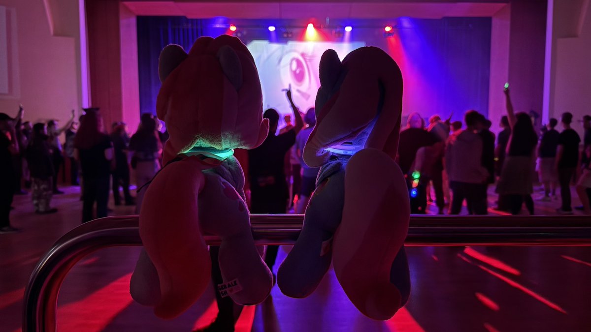 Great first day of GalaCon💞 I didn’t really take a lot of pictures haha, but I spent time with my best friends and that was amazing🥰
The opening ceremony animation was amazing and hilarious as always! I got the German spaghetti eis, and enjoyed the party + more amazing stuff🧡