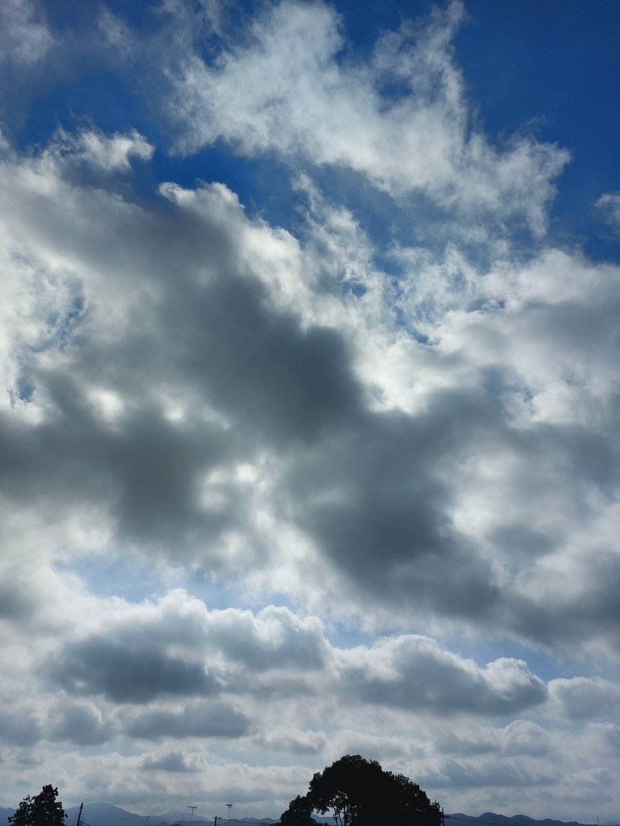 yumeasutw's tweet photo. 青空に #積雲 がモクモク広がる涼しい日曜日の朝🌥️

予想最高/最低気温🌡️35℃/22℃
晴れ☀
お洗濯日和👕👖午後は南風が吹き厳しい暑さとなりそうです🌬️➰🌿

#イマソラ #いまそら #朝空
#高積雲 #層積雲
#空の名前
#天気の図鑑 #雲の超図鑑
#鉄塔
#a2025 #a0907 #a202509 #a2025092 https://t.co/haO8eT66j1