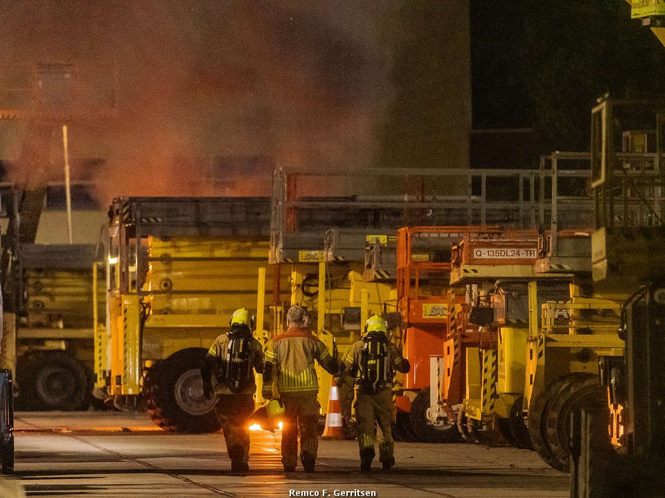 Veel rook bij brand in meerdere hoogwerkers